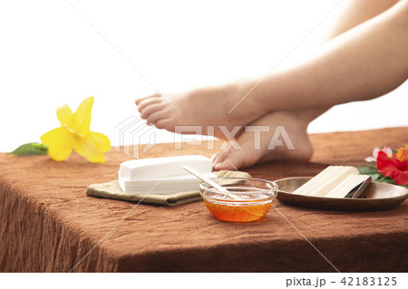 ブラジリアンワックスイメージ_足_脱毛　ムダ毛　処理 42183125