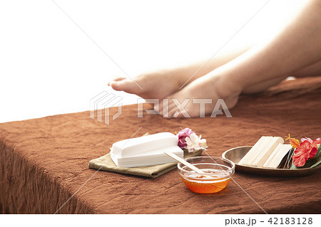 ブラジリアンワックスイメージ_足_脱毛　ムダ毛　処理 42183128