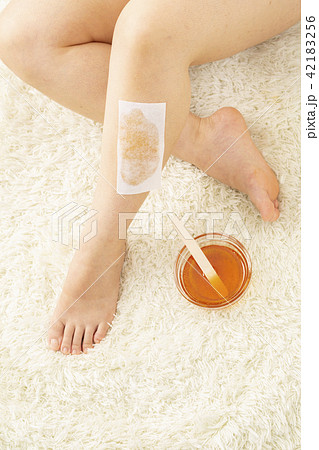 ブラジリアンワックスイメージ_足_脱毛　ムダ毛　処理 42183256