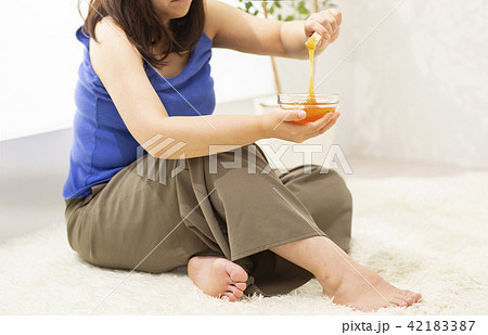 セルフ　ブラジリアンワックスイメージ_足_脱毛　ムダ毛　処理 42183387