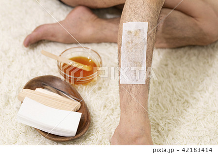 セルフ　ブラジリアンワックスイメージ_足_脱毛　ムダ毛　処理 42183414