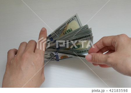 Counting USD currecy banknote money exchange Counting USD currecy banknote money exchange 42183598