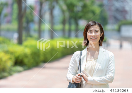 ビジネス街を歩く女性 オフィスレディ 出張中 新緑 OL ビジネス スーツ ポートレート リクルート ビジネス街を歩く女性 オフィスレディ 出張中 新緑 OL ビジネス スーツ ポートレート リクルート 42186063