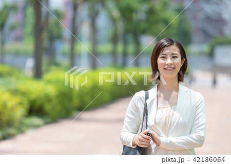 ビジネス街を歩く女性 オフィスレディ 出張中 新緑 OL ビジネス スーツ ポートレート リクルート ビジネス街を歩く女性 オフィスレディ 出張中 新緑 OL ビジネス スーツ ポートレート リクルート 42186064