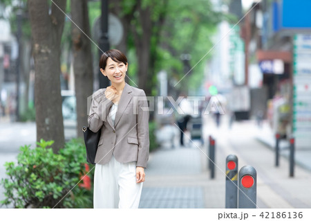 スーツの女性 オフィスレディ 新緑 OL ビジネス スーツ ポートレート リクルート スーツの女性 オフィスレディ 新緑 OL ビジネス スーツ ポートレート リクルート 42186136
