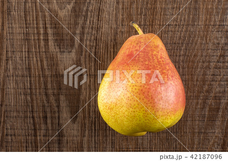 Fresh Raw red pear on brown wood Fresh Raw red pear on brown wood 42187096