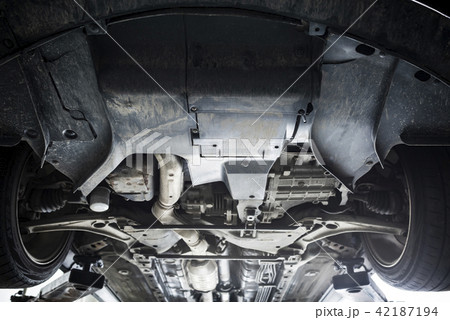 車の下回り（アンダーパネル割れ） 42187194