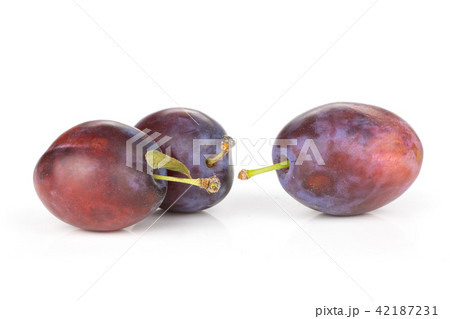 Fresh Raw vibrant plums isolated on white Fresh Raw vibrant plums isolated on white 42187231