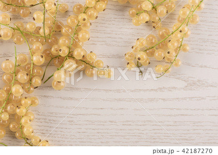 Fresh white currant berries on grey wood 42187270