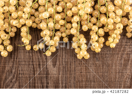 Fresh white currant berries on brown wood 42187282