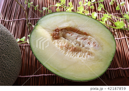 半分にカットしたメロン 半分にカットしたメロン 42187859