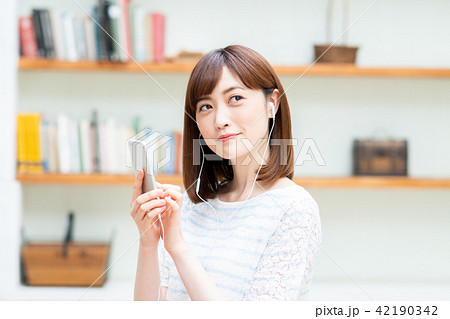 若い女性（スマホ） 42190342