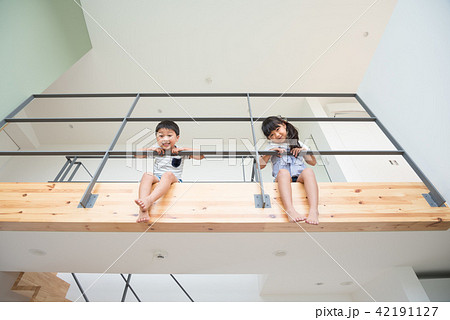 吹抜けのあるリビング 42191127