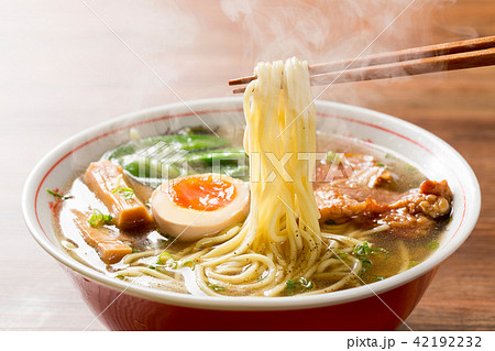 熱々の醤油ラーメンを箸で摘む 熱々の醤油ラーメンを箸で摘む 42192232