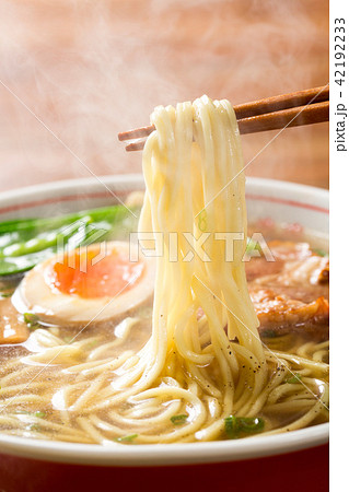熱々の醤油ラーメンを箸で摘む 熱々の醤油ラーメンを箸で摘む 42192233