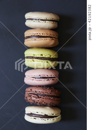 Row of macarons 42192382