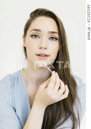 Woman holding cotton bud Woman holding cotton bud 42192593