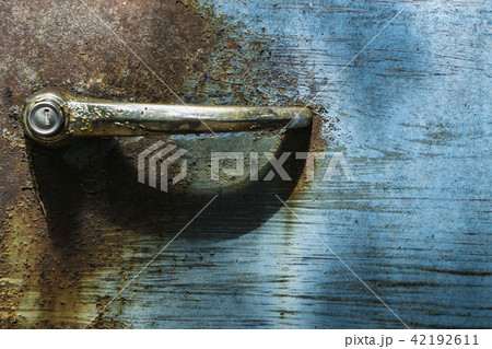 Handle on rusty car door 42192611