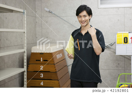 先生　教師　体育　体育教師　部活　バスケット　倉庫　学校　授業　教育イメージ　ポートレート 42192801