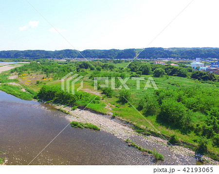 多摩川の右岸〜ドローンで空撮(多摩川緑地福生南公園/東京都福生市南田園) 多摩川の右岸〜ドローンで空撮(多摩川緑地福生南公園/東京都福生市南田園) 42193065