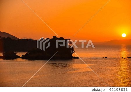 海　秋の季節　夕凪の海　(津奈木町海岸の夕日)　撮影日；2017年11月 42193831