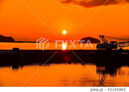 海 秋の季節 夕凪の海 (津奈木町海岸の夕日) (漁港) 撮影日;2017年11月 海 秋の季節 夕凪の海 (津奈木町海岸の夕日) (漁港) 撮影日;2017年11月 42193862