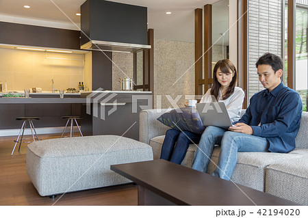 若い夫婦　新生活 42194020