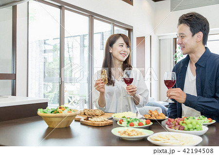 若い夫婦　食事 42194508