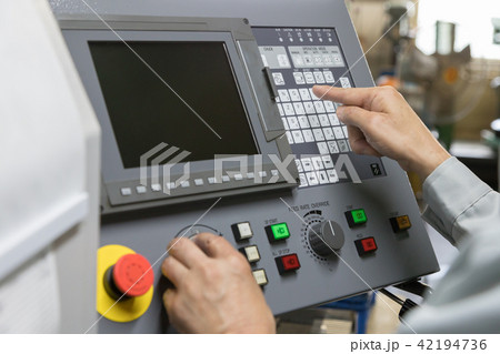 工場　人物　働く　マシニング 42194736
