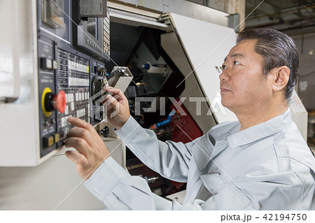工場　人物　働く　マシニング 42194750