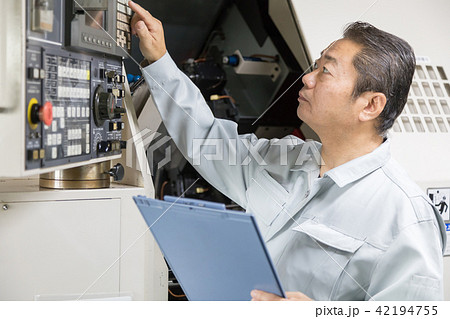工場 人物 働く マシニング 工場 人物 働く マシニング 42194755