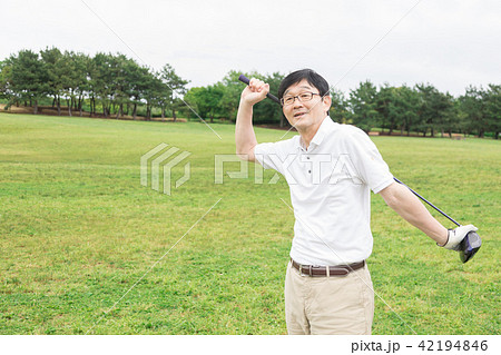 ゴルフイメージ　公園で練習 42194846