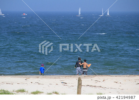 夏の砂浜で遊ぶ親子 42194987