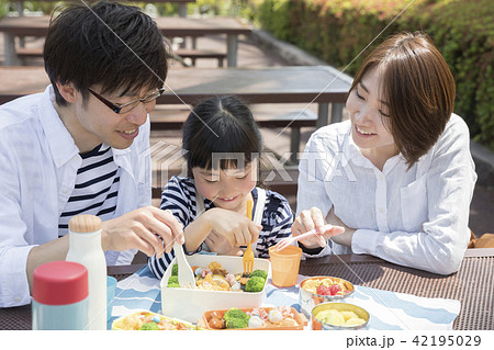 遊園地　レジャー　お出かけして手づくり弁当を食べる親子 42195029