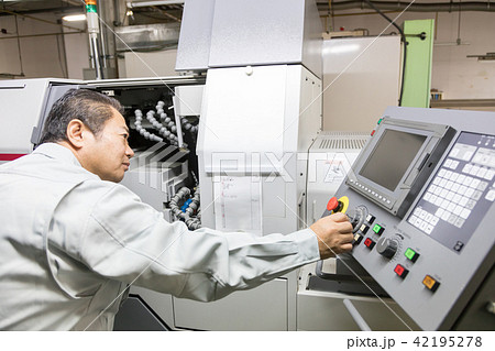 工場 人物 働く マシニング 工場 人物 働く マシニング 42195278