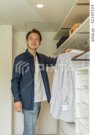 若い男性　ウォークインクローゼット 42195534