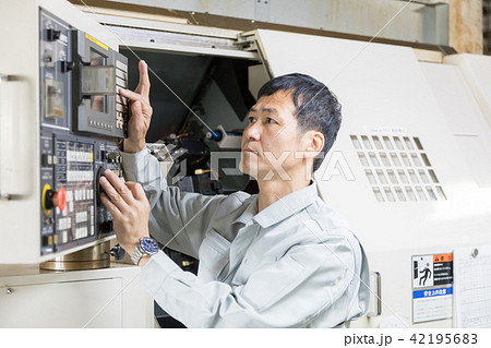 工場　人物　働く　マシニング 42195683