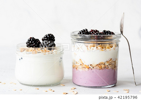 Breakfast parfait, overnight oats and greek yogurt in a jar 42195796