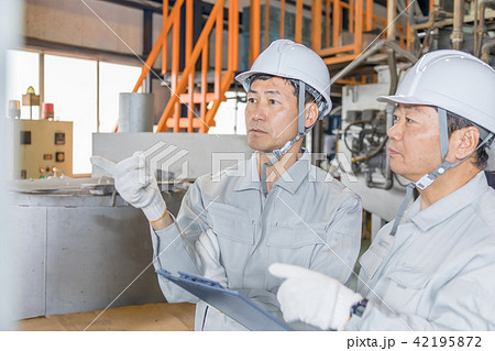 工場　人物　働く人々　ダイカスト 42195872