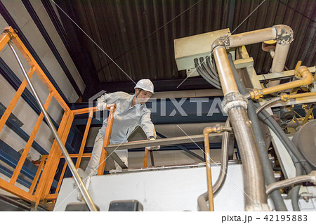 工場　人物　働く人々　ダイカスト 42195883