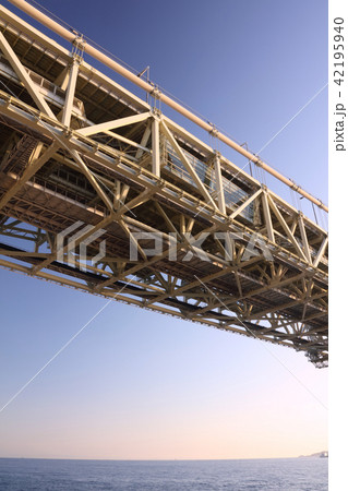 明石海峡大橋、橋上プロムナード（夕景）/日本百名橋/瀬戸内海国立公園 42195940