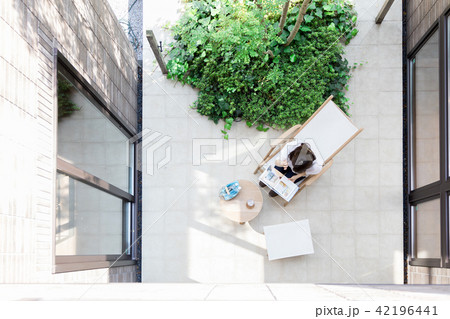 若い女性　テラス　バルコニー 42196441