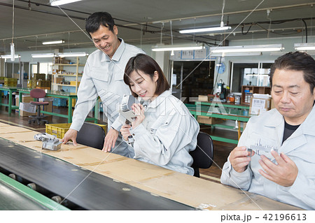 ライン作業　流れ作業 42196613