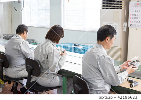 ライン作業　流れ作業 42196623