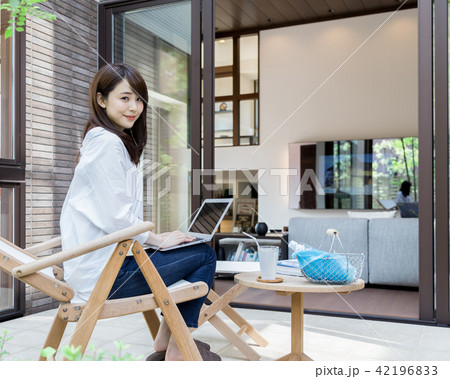 若い女性 テラス バルコニー 若い女性 テラス バルコニー 42196833