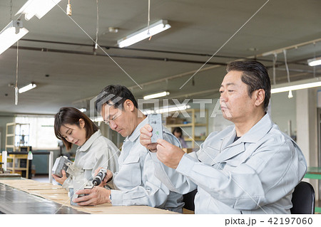 ライン作業　流れ作業 42197060