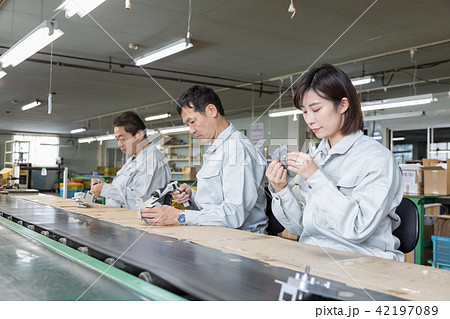 ライン作業　流れ作業 42197089
