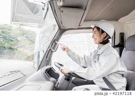トラック　ドライバー　女性 42197118