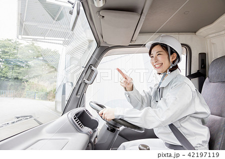 トラック ドライバー 女性 トラック ドライバー 女性 42197119