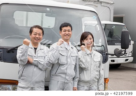 トラック　ドライバー　チーム 42197599